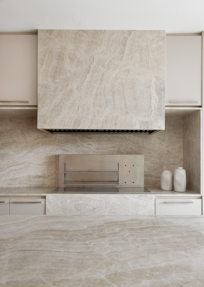 04-casa-tf-area-gourmet-pedra-taj-mahal-jau-arquiteta-monique-bordin-foto-daniel-santo